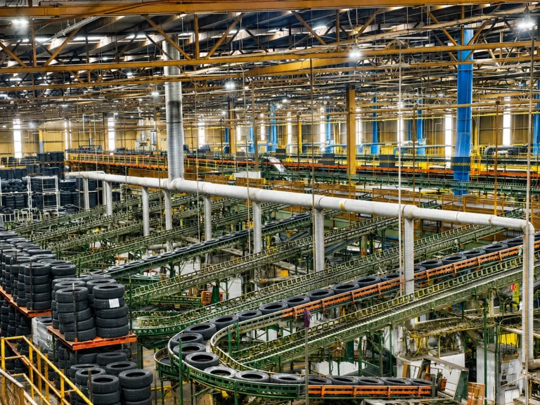 Sistemas transportadores automatizados para la fabricación de neumáticos y el manejo industrial de materiales.